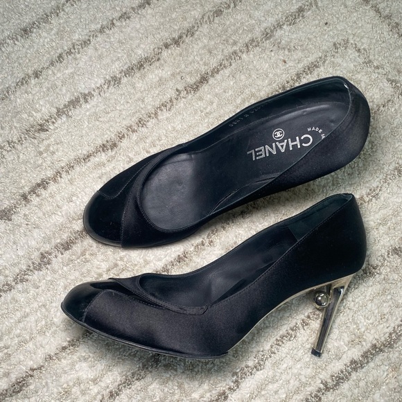 Chanel Black Satin & Patent Leather Heels w/ Sculptural Silver Heel size 40 - Picture 4 of 12